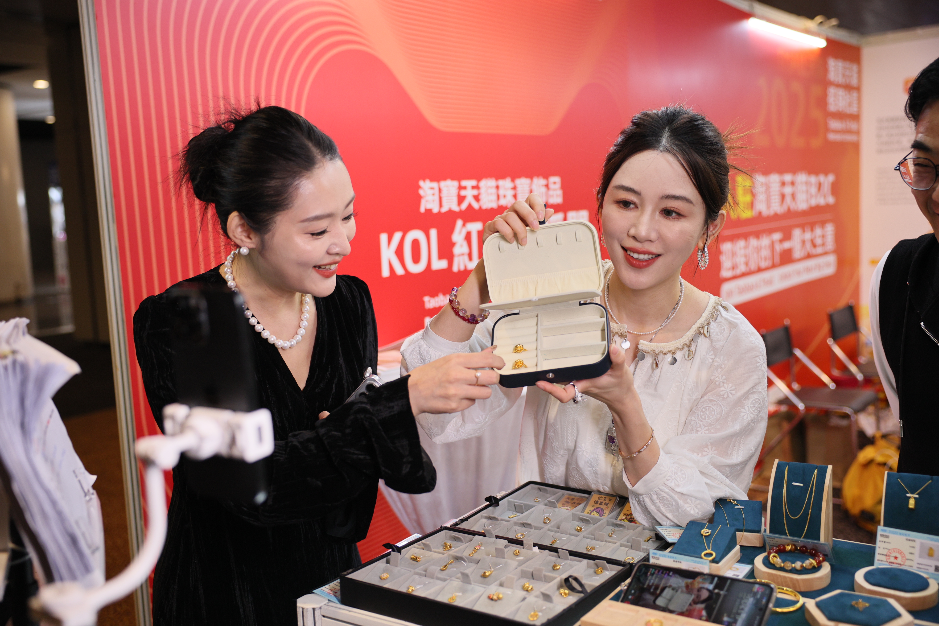 HKTDC_twin_jewellery_show_5.JPG